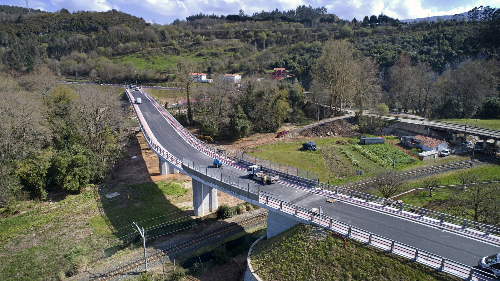 Tras cinco años de espera, Reocín y Alfóz de Lloredo estrenan hoy un viaducto esperado durante cinco años que ha costado 3,8 millones de euros.