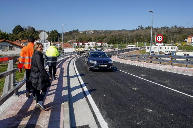 Los primeros vehículos y los peatones pudieron cruzar el nuevo puente a partir de las diez de la mañana. 