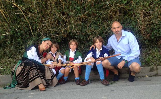 Foto de familia, ella con traje regional.