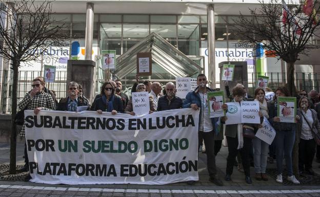 Imagen de la concentración de conserjes, el martes, ante la sede del Gobierno de Cantabria, durante la jornada de huelga. 