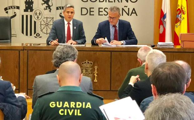 El delegado del Gobierno y el jefe provincial de Tráfico, durante la reunión.