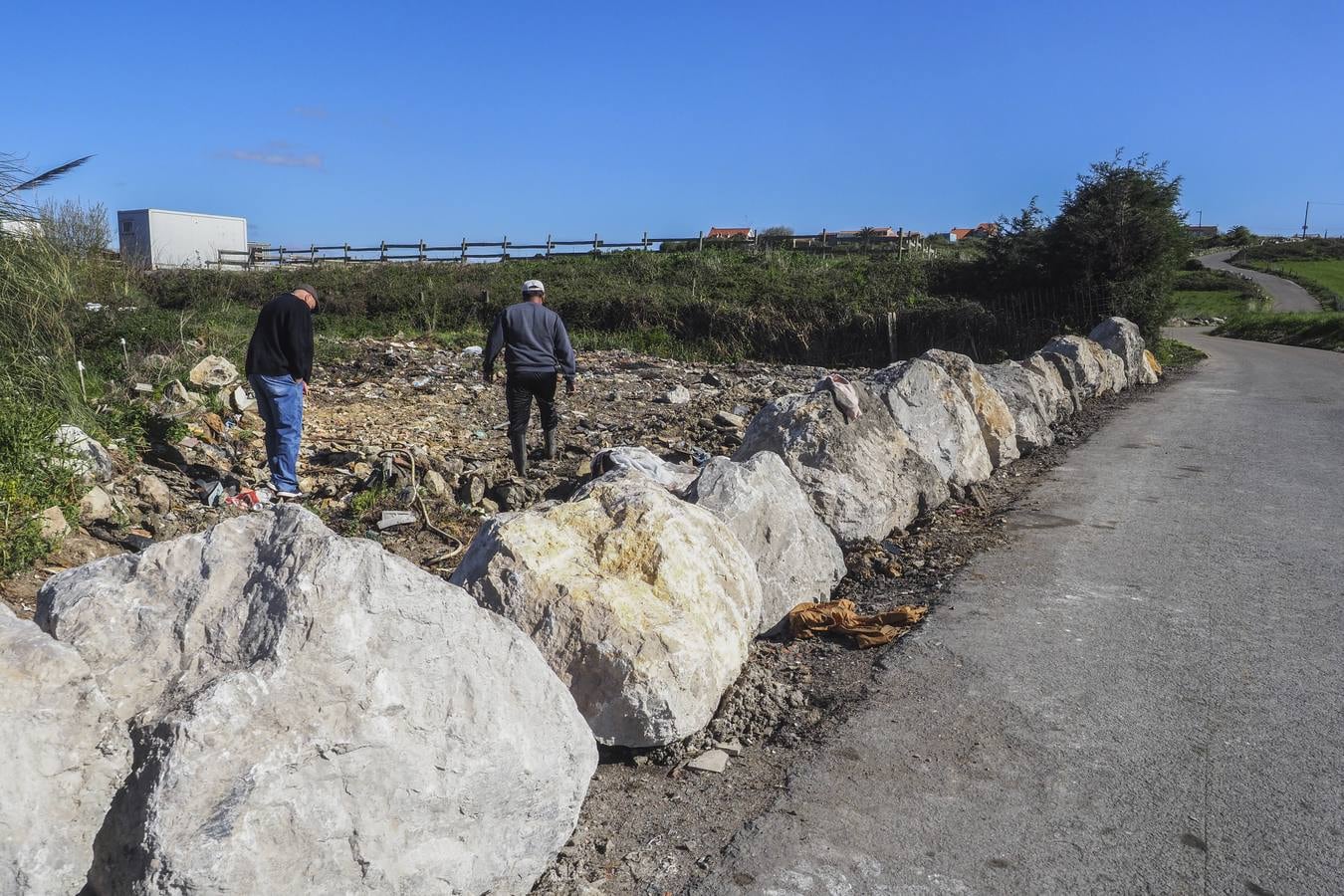 El Ayuntamiento de Santander ha dado la orden de limpiar varios puntos de vertederos incontrolados y colocar barreras de piedras para evitar que se siga descargando basura en esas zonas