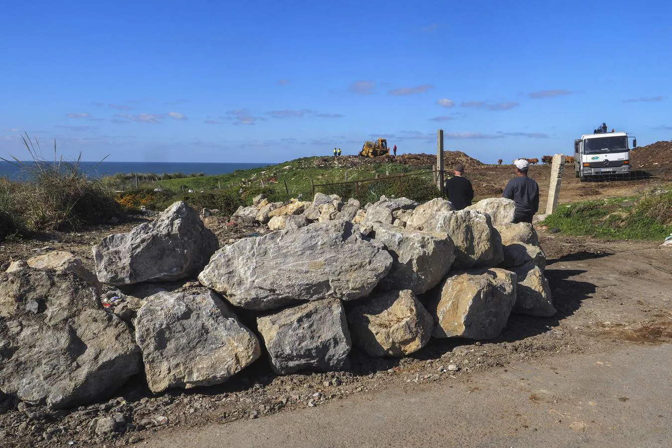 El Ayuntamiento de Santander ha dado la orden de limpiar varios puntos de vertederos incontrolados y colocar barreras de piedras para evitar que se siga descargando basura en esas zonas