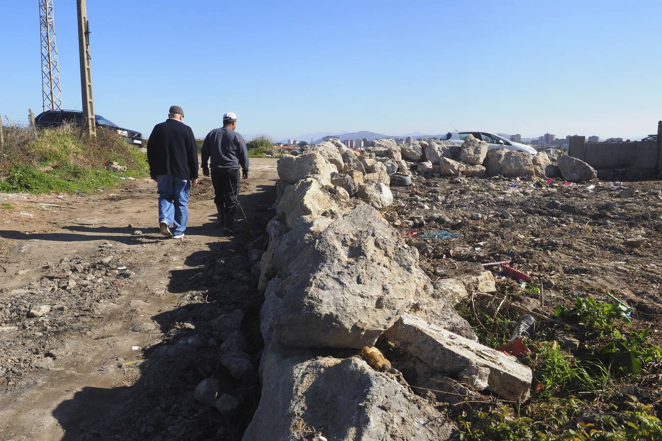 El Ayuntamiento de Santander ha dado la orden de limpiar varios puntos de vertederos incontrolados y colocar barreras de piedras para evitar que se siga descargando basura en esas zonas