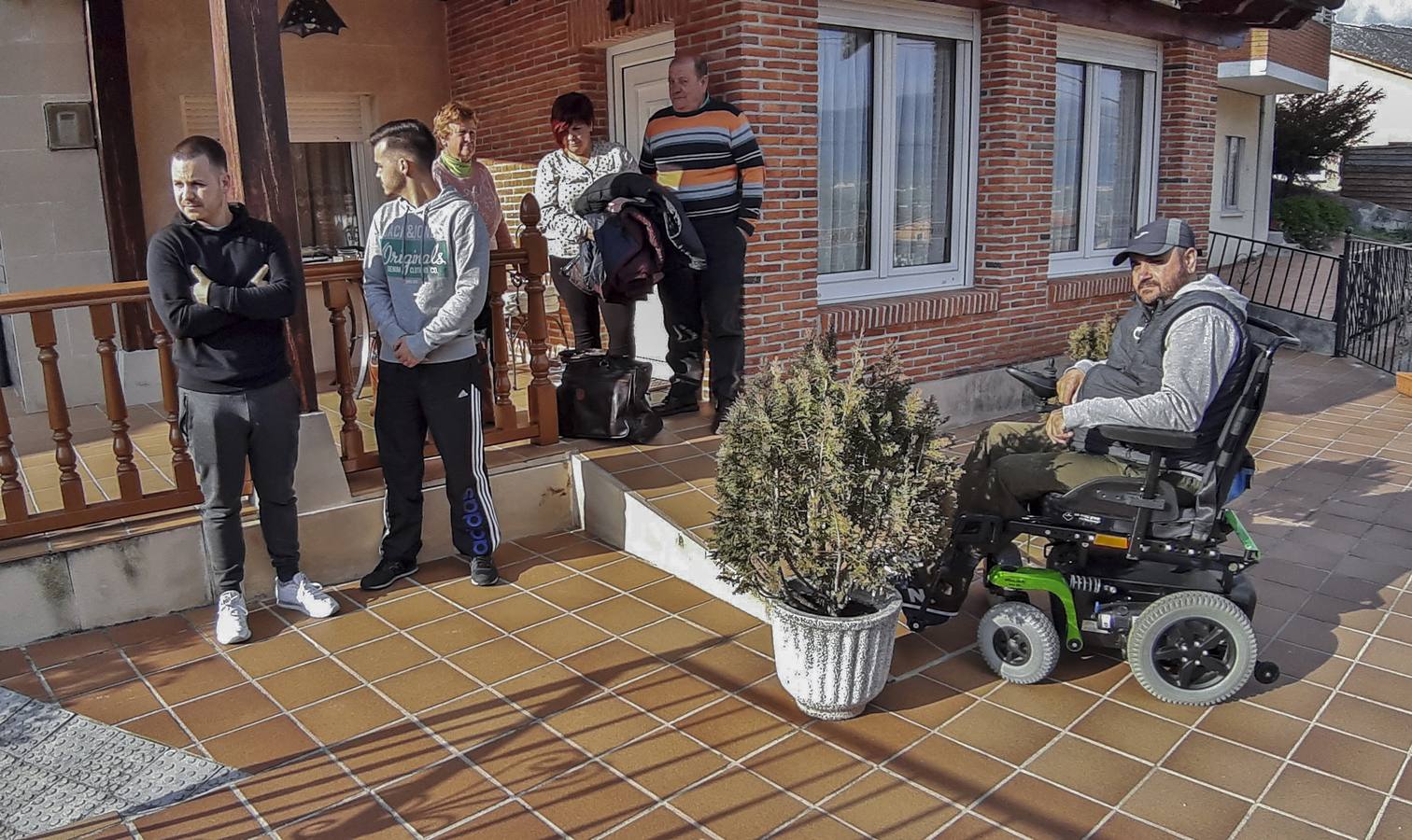 Iván González, en su silla de ruedas, junto a sus familiares en su casa de El Calero, en San Mateo de Buelna. 