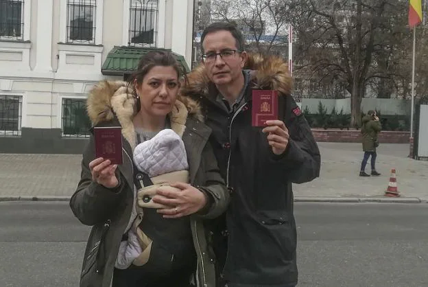 Silvia Fernández, con Izan en la mochila portabebés, y Javier Palencia, ante el consulado tras recibir la suspensión de la inscripción.