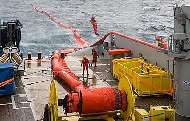 Los equipos franceses colocan una barrera en la zona donde se encuentra la mancha.