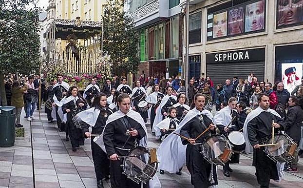 Procesión de Semana Santa a su paso por la calle Juan de Herrera, de Santander, el año pasado.