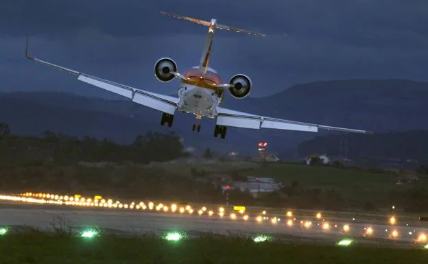 Avión aterrizando en el aeropuerto Seve Ballesteros.