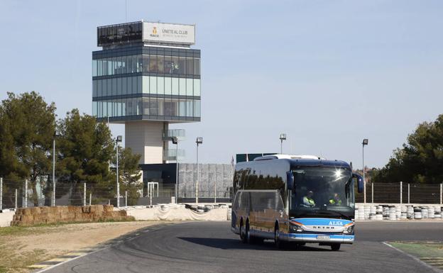 Autobús de ALSA durante una demostración de los sistemas de seguridad activa del vehículo, en el circuito del Jarama (Madrid).