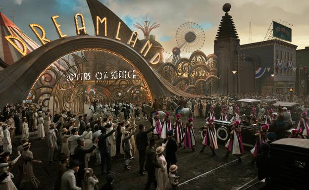 Imagen principal - Dreamland (Sueñolandia), el parque de atracciones en el que acaba Dumbo, al cuidado del personaje de Colin Farrell. Abajo, Michael Keaton, el villano de la función, y Danny DeVito.