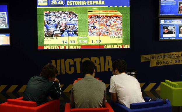 «Explico a los estudiantes que el juego online me llevó a la ruina económica y familiar»