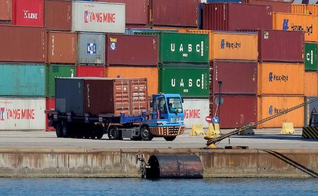 Decenas de contenedores esperan a ser gestionados en el puerto de Valencia. 