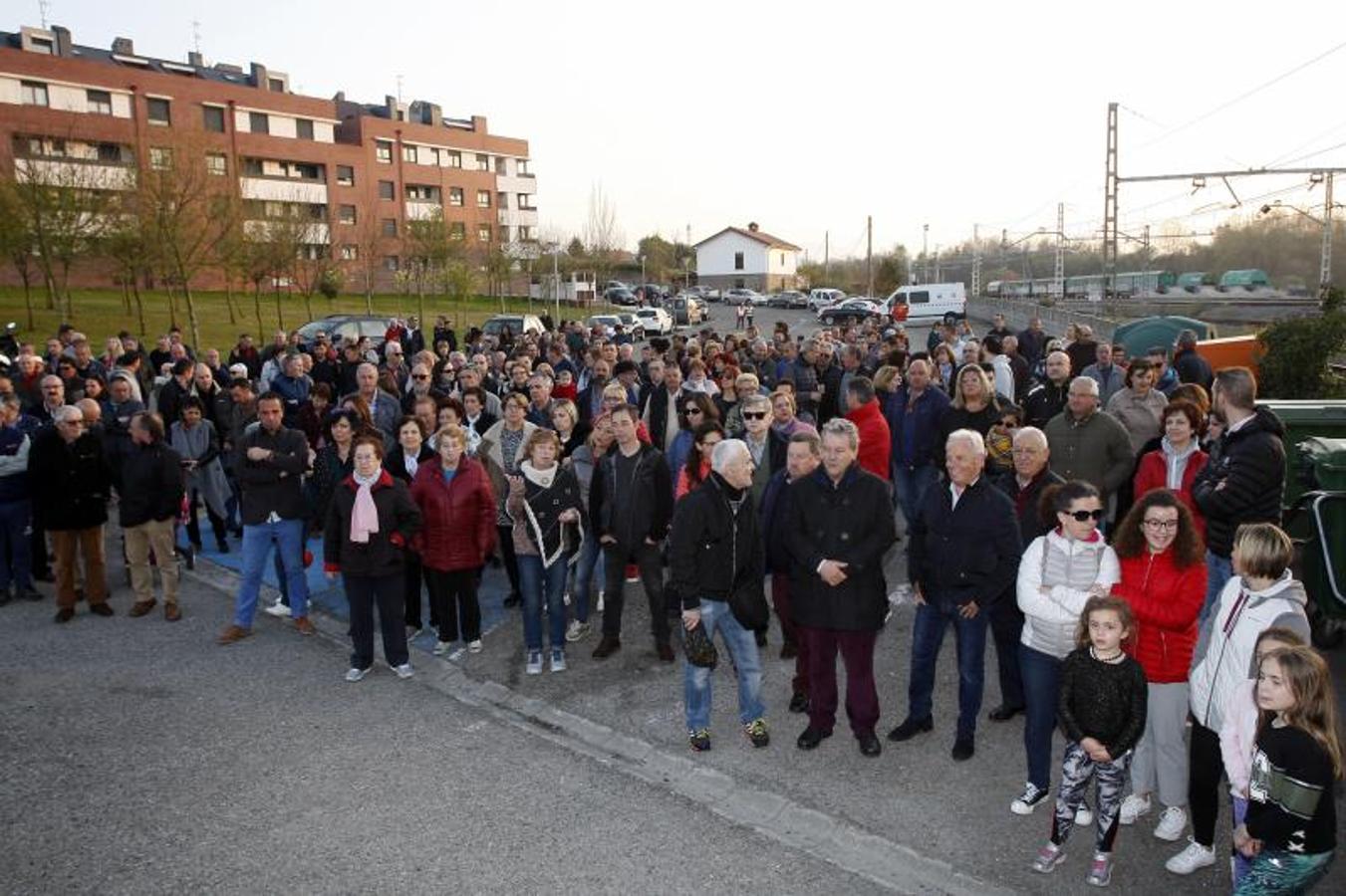 Vecinos y políticos de Polanco se han manifestado hoy para protestar contra la instalación de la nueva depuradora de Vuelta Ostrera en la Isla de Solvay.