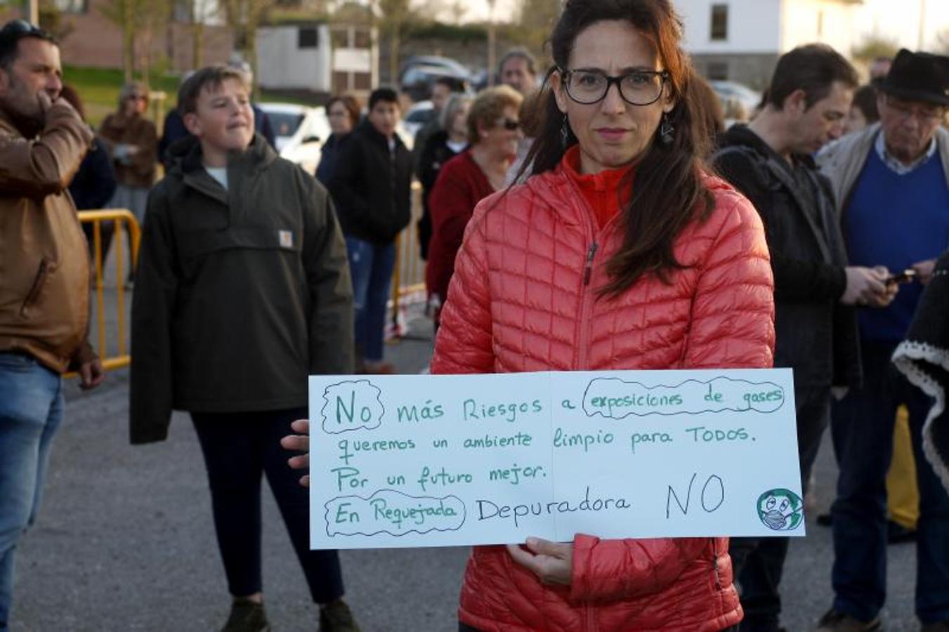 Vecinos y políticos de Polanco se han manifestado hoy para protestar contra la instalación de la nueva depuradora de Vuelta Ostrera en la Isla de Solvay.