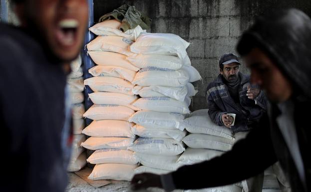 Ayuda humanitaria en un campo de refugiados de Gaza.