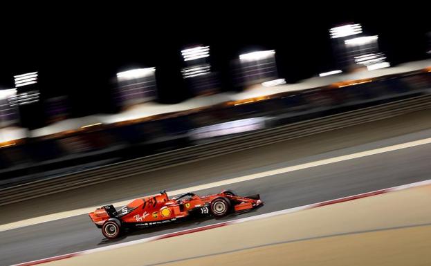 El Ferrari de Sebastian Vettel, durante los entrenamientos libres en Baréin.