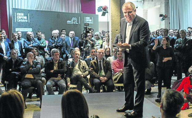 El presidente de CEOE, Lorenzo Vidal de la Peña, mira a María José Sáenz de Buruaga, presidenta del PP, durante la presentación del Plan Estratégico 2030.