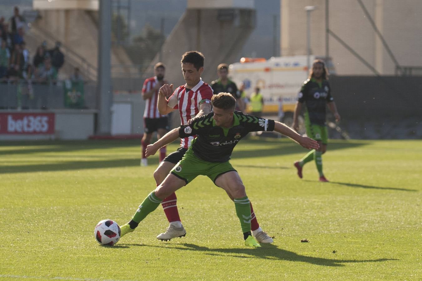 Fotos: Imágenes del choque entre el Athletic B y el Racing en Lezama