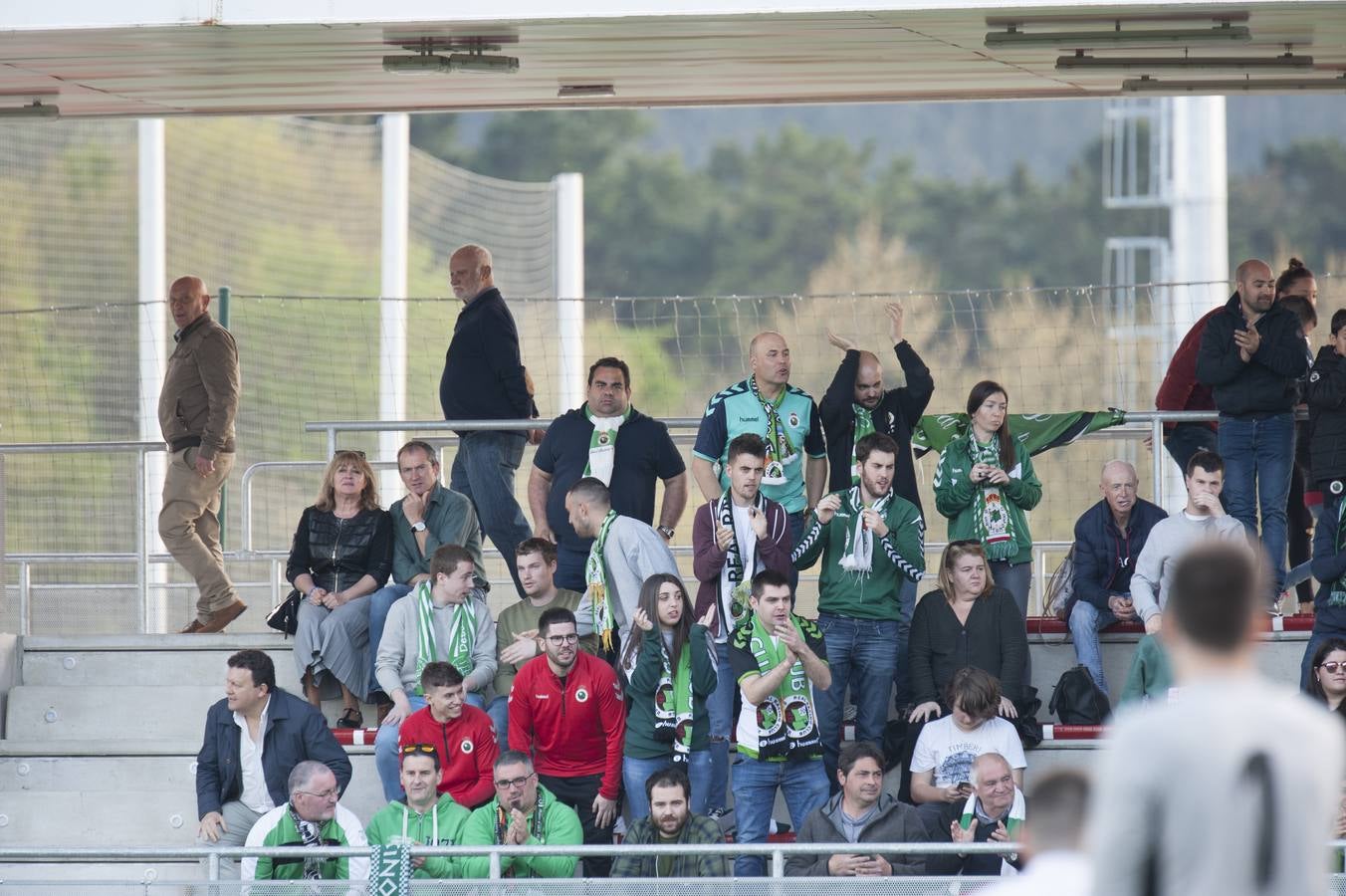 Fotos: Imágenes del choque entre el Athletic B y el Racing en Lezama