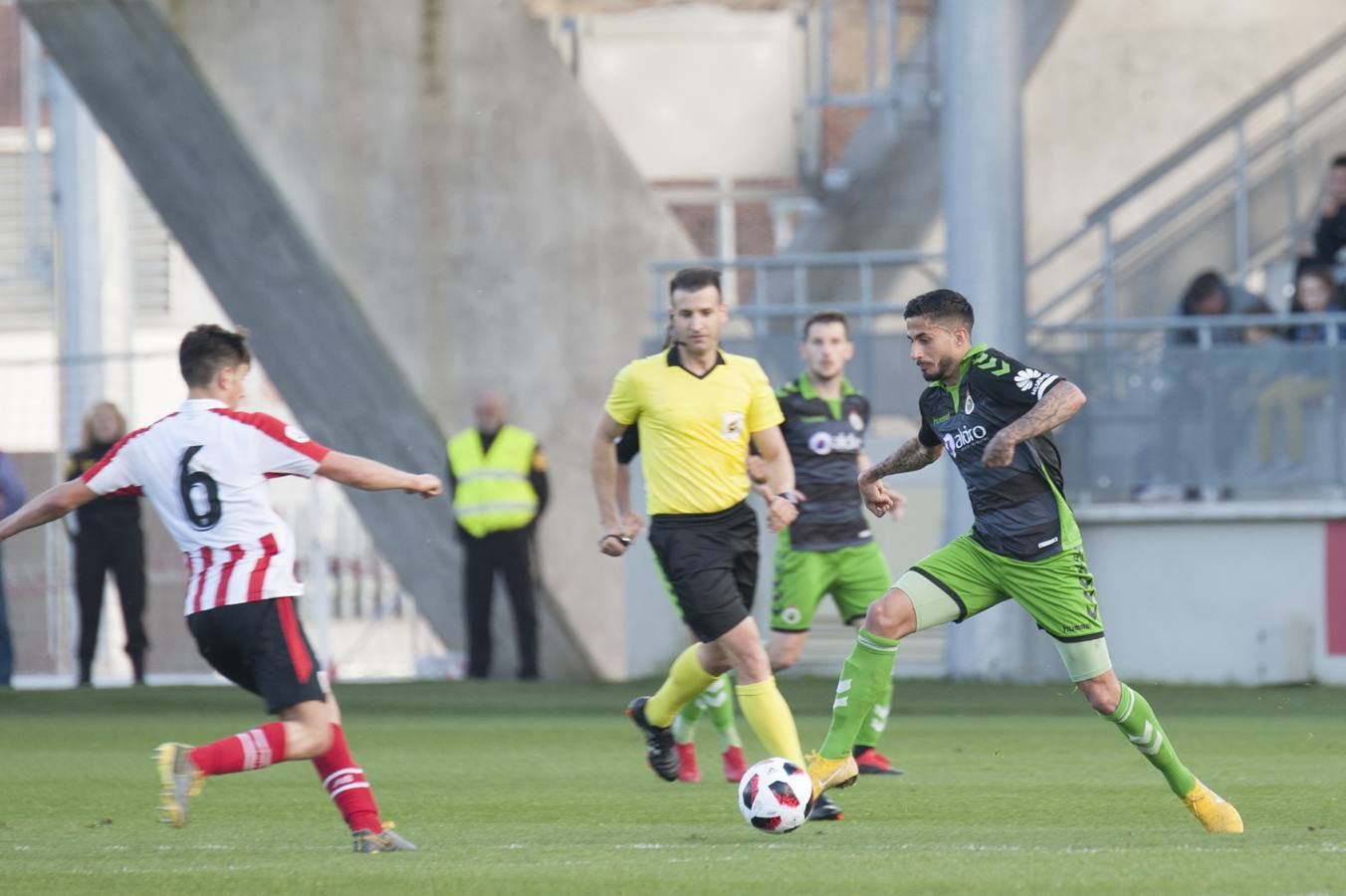 Fotos: Imágenes del choque entre el Athletic B y el Racing en Lezama