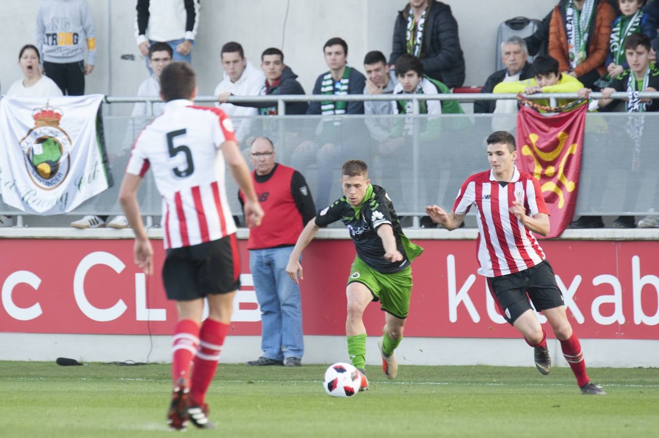 Fotos: Imágenes del choque entre el Athletic B y el Racing en Lezama