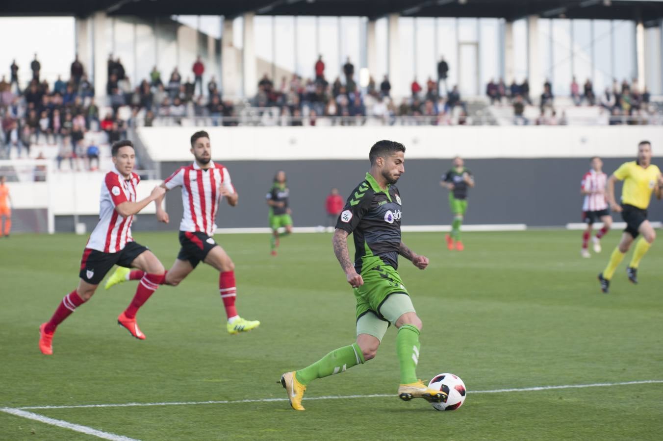 Fotos: Imágenes del choque entre el Athletic B y el Racing en Lezama