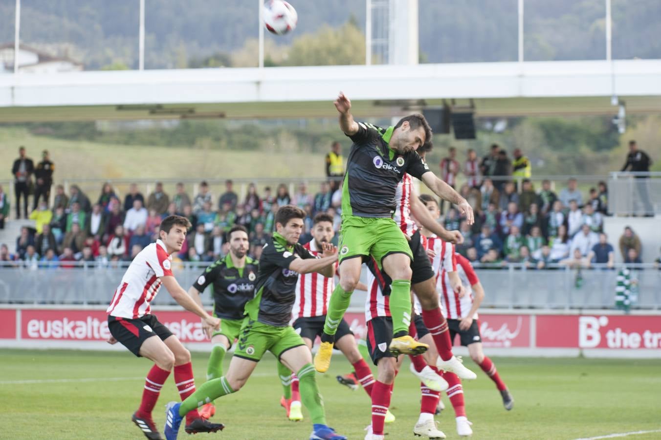 Fotos: Imágenes del choque entre el Athletic B y el Racing en Lezama