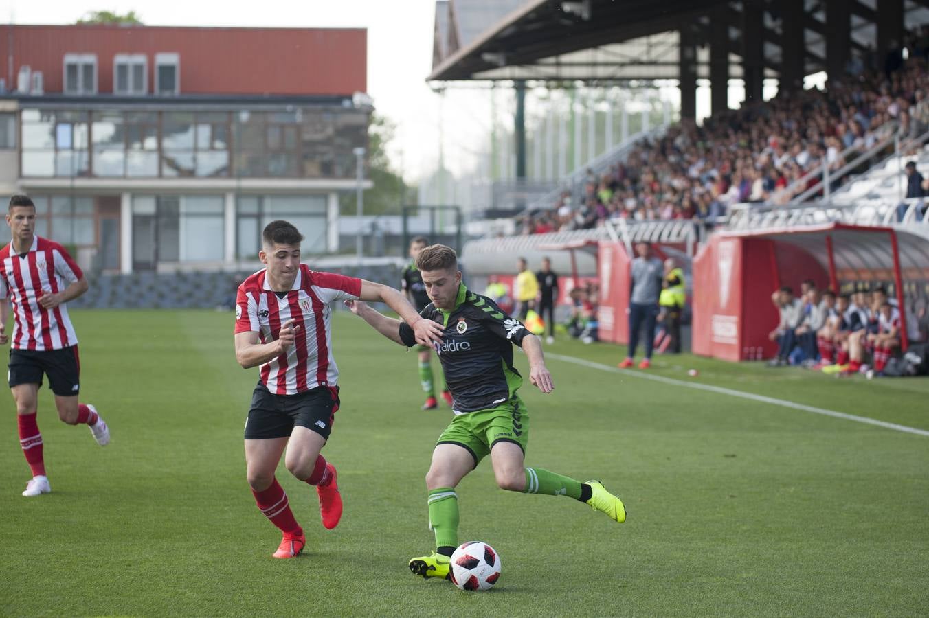 Fotos: Imágenes del choque entre el Athletic B y el Racing en Lezama