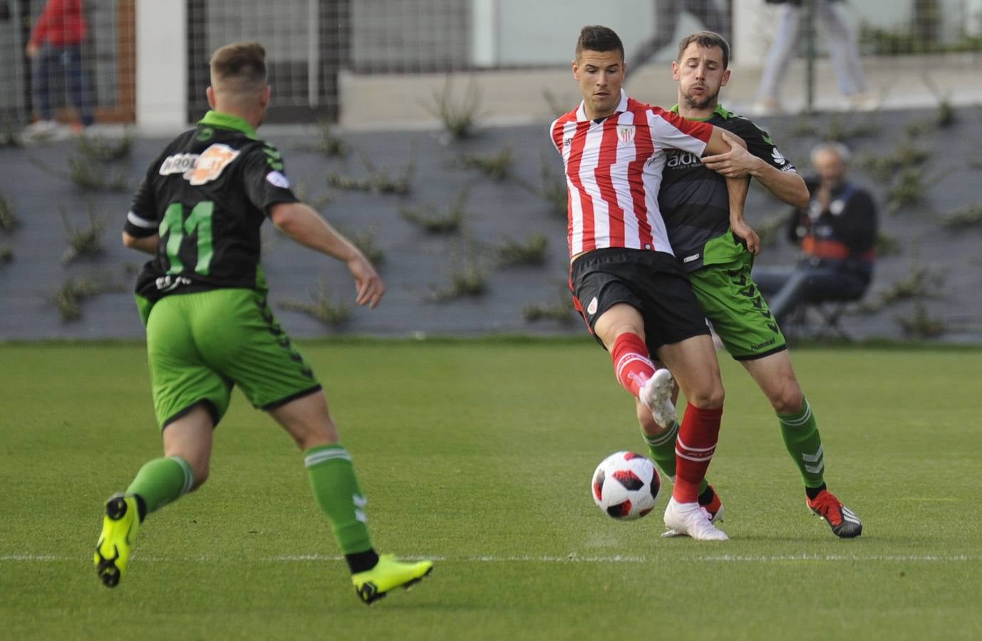 Fotos: Imágenes del choque entre el Athletic B y el Racing en Lezama