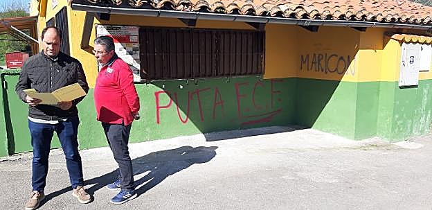El concejal de Deportes con el escrito de denuncia junto a algunas de las pintadas aparecidas. 