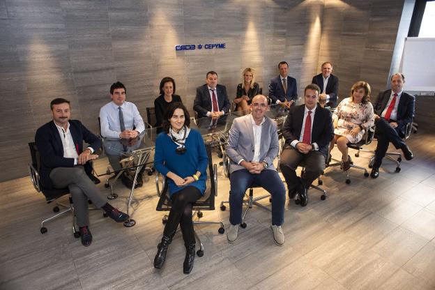 Foto del equipo directivo de la patronal cántabra bajo la presidencia de Lorenzo Vidal de la Peña. 