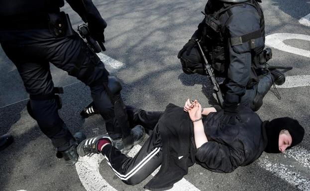 Prisión a una detenida por agredir a un mosso en el acto de Vox en Barcelona