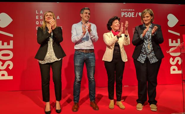 Los socialistas Noelia Cobo Pablo Zuloaga, Isabel Celaá y Esther Bolado, en el mitin.