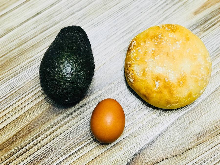 BOCADILLO DE AGUACATE. Ingredientes: Aguacate; Huevo; Pan de cristal; Sal; Pimienta negra; Aceite de oliva virgen extra. Cantidad según comensales.