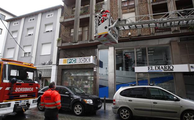 Imagen de archivo de una de las actuaciones del año pasado de los bomberos de Torrelavega.