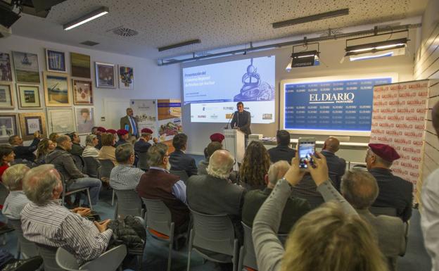 El salón de actos de El Diario Montañés se llenó de público en la presentación del concurso. 