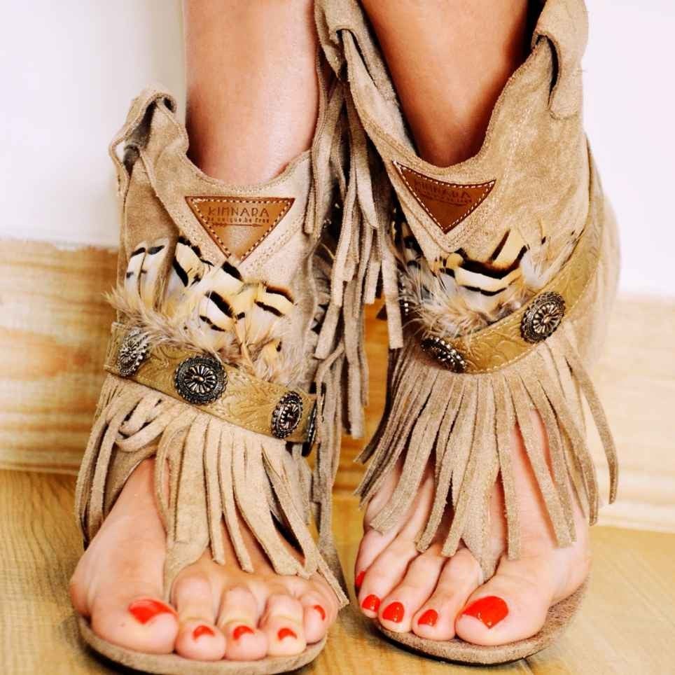 Sandalias de flecos estilo 'boho' similares en Heve Maliaño por 29,95 euros.