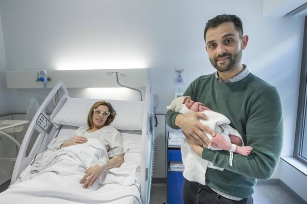  «Estuvo a punto de nacer el fin de semana y parece que esperó por mí». José Antonio Calvo y Sonia Méndez, junto a su hija en el Hospital de Valdecilla