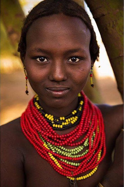 «Tomé esta foto en Omo Valley, Etiopía. En este lugar remoto puedes ver las comunidades que viven hace miles de años. Su tribu se llama Daasanach y ha vivido aislada por generaciones. Con las altas temperaturas aquí, la desnudez no es inusual. A solo 100 kilómetros de distancia, se puede ver a algunas mujeres vistiendo hiyabs, de camino a la mezquita, y otras vistiendo finos y blancos velos, de camino a la iglesia. Más lejos, en la capital, la mayoría de las mujeres adoptaron un estilo de vida moderno».