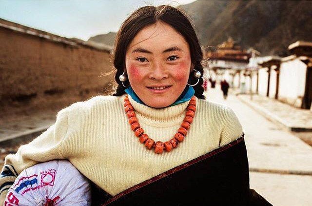 «Recuerdo muy bien a esta mujer tibetana que estaba agotada y feliz, después de una larga peregrinación al Monasterio de Labrang, uno de los sitios más importantes para el budismo tibetano».