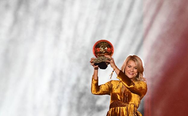 La noruega es la primera mujer en recibir un Balón de Oro. Fue hace apenas cuatro meses. 