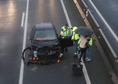 Imagen secundaria 1 - Un atasco de dos horas por un choque en cadena de siete coches en el túnel de Maliaño