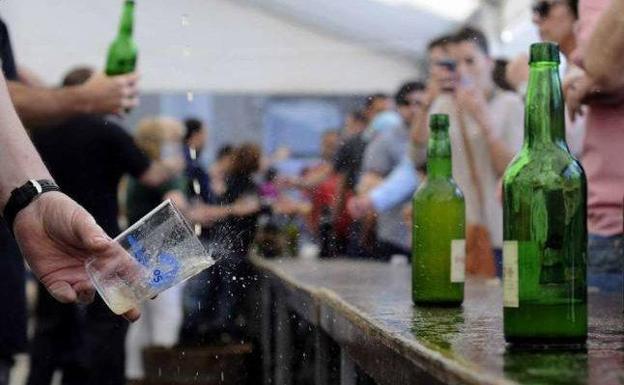 Arranca la Feria de la Sidra de Cantabria en la Plaza Porticada