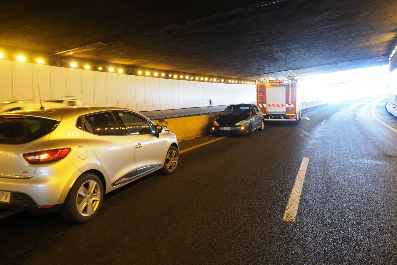 El vuelco de un turismo en la S-10 ha provocado una colisión en cadena de otros cuatro vehículos dentro del túnel de Maliaño