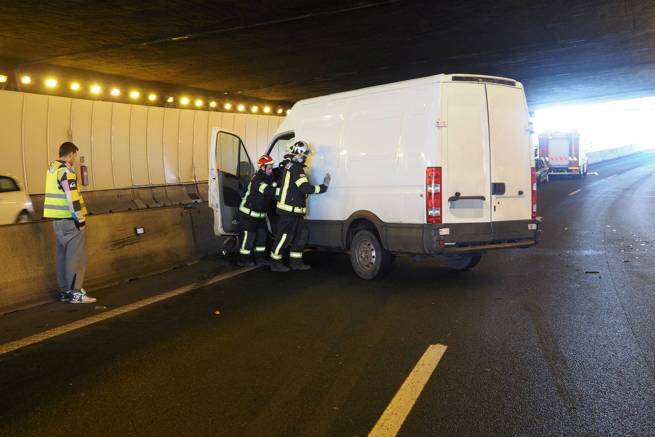 El vuelco de un turismo en la S-10 ha provocado una colisión en cadena de otros cuatro vehículos dentro del túnel de Maliaño