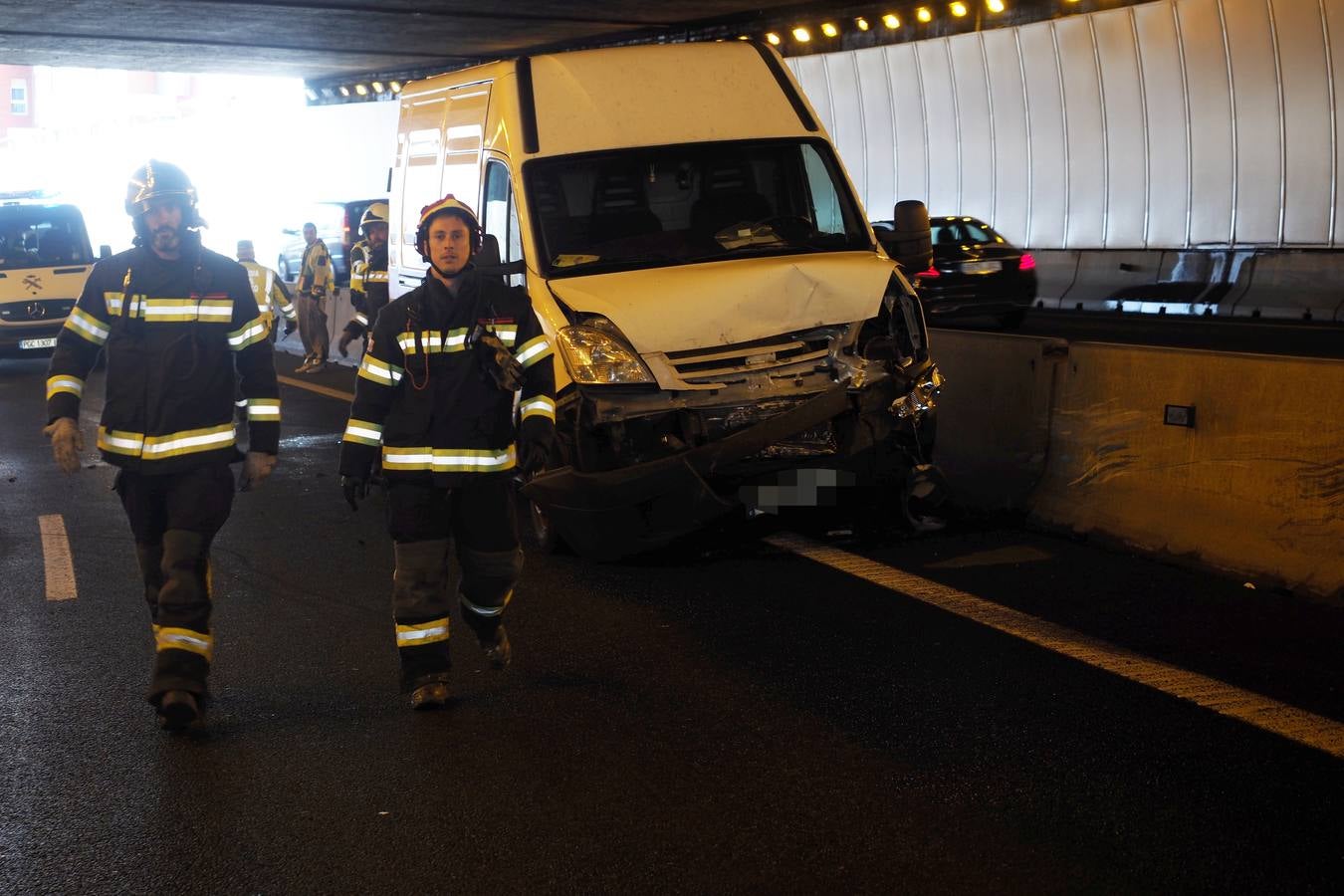 El vuelco de un turismo en la S-10 ha provocado una colisión en cadena de otros cuatro vehículos dentro del túnel de Maliaño