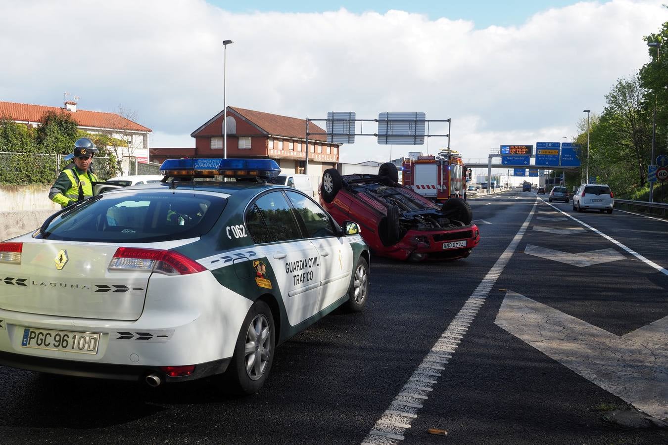 El vuelco de un turismo en la S-10 ha provocado una colisión en cadena de otros cuatro vehículos dentro del túnel de Maliaño