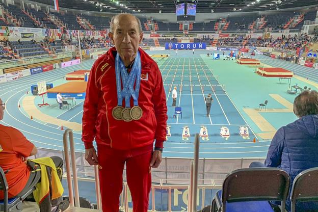 Marcos Bermejo posa con sus tres medallas de oro en los mundiales de Torun (Polonia) .