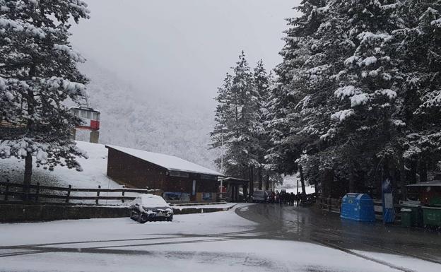 Así estaba este jueves el aparcamiento de la estación del teleférico de Fuente Dé.